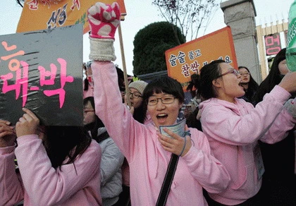 Hàn Quốc: 18 trường học dành cho nữ sinh "trót dại" ảnh 1