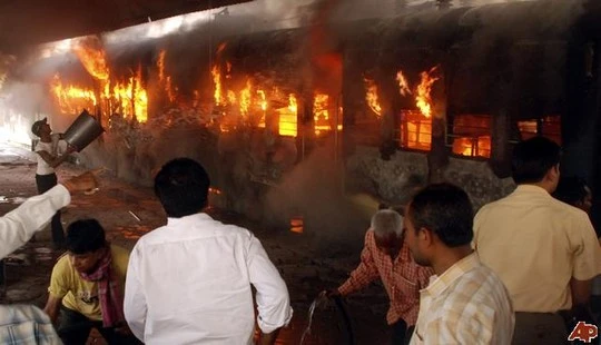 Lửa phừng phực nuốt tàu hỏa, 23 người chết ảnh 1