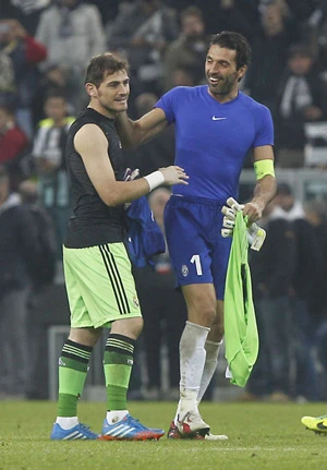 Truyền thông quốc tế ngả mũ thán phục trước màn trình diễn của Casillas ảnh 1