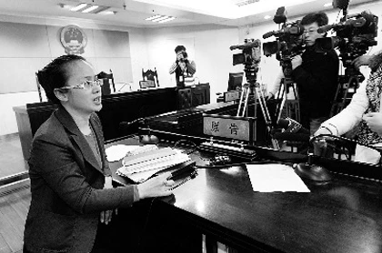 Lưu Hiểu Khánh kiện vì bị gọi "trâu già gặm cỏ non" ảnh 1