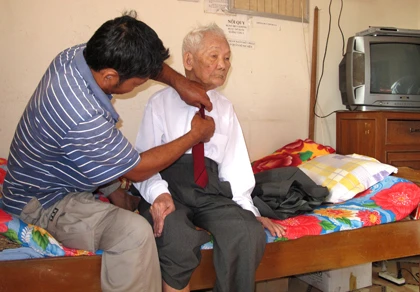 Phú Yên: Cụ già 83 năm tuổi Đảng tiễn đưa Đại tướng ảnh 2