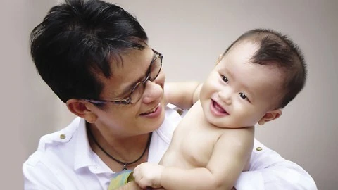 Nhạc sĩ Đức Huy chia sẻ về hôn nhân với vợ kém 43 tuổi ảnh 1