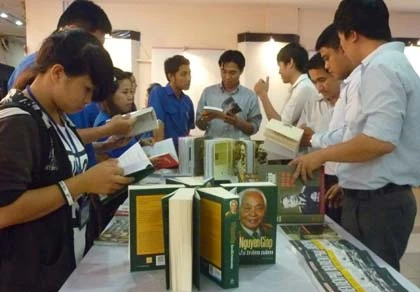 Cả đời chúng tôi học theo chữ “Nhẫn” của Người ảnh 1