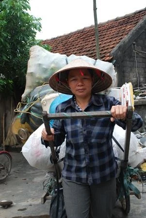 Vợ chồng đồng nát trả lại 10 cây vàng nhặt được ảnh 1