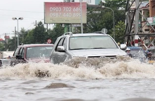 Triều cường ở TP.HCM chạm mốc lịch sử ảnh 1