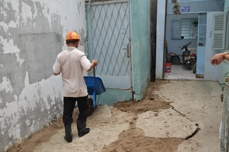 TPHCM: Hàng chục người tháo chạy vì nhà nghiêng, nứt ảnh 1 TPHCM: Hàng chục người tháo chạy vì nhà nghiêng, nứt ảnh 1