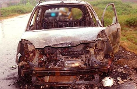 Tài xế taxi Mai Linh bị đốt xe, lột quần áo ảnh 1