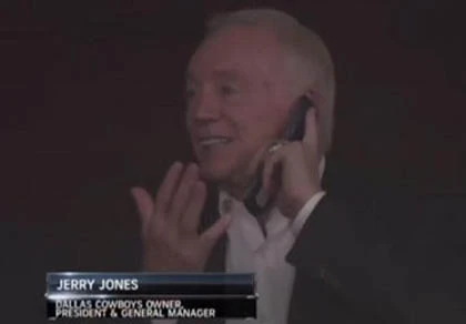 Tỷ phú bị săm soi vì dùng điện thoại lỗi thời ảnh 1 Tỷ phú bị săm soi vì dùng điện thoại lỗi thời ảnh 1