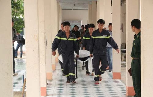 Trắng đêm cứu nạn 7 học sinh mất tích ảnh 1