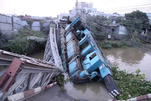 Xe quá tải đè sập cầu Vồng ảnh 2