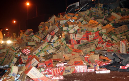 Hàng chục người bảo vệ hiện trường xe chở sữa bị lật ảnh 2