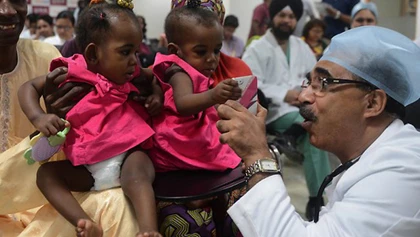 Tách thành công cặp song sinh dính liền xương sống ảnh 1