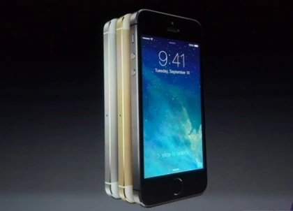 iPhone 5C vỏ nhựa và iPhone 5S với cảm biến vân tay trình làng ảnh 2