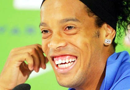 Ronaldinho: Muốn đẹp trai, hãy chi 5 tỷ! ảnh 1