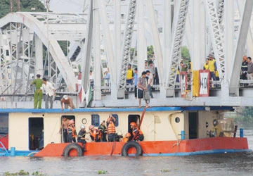 Tàu dầu kẹt dưới gầm cầu Bình Lợi cũ ảnh 1