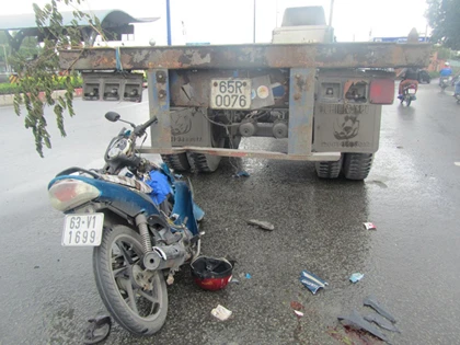 Xe máy tông đuôi container, 1 người nguy kịch ảnh 1
