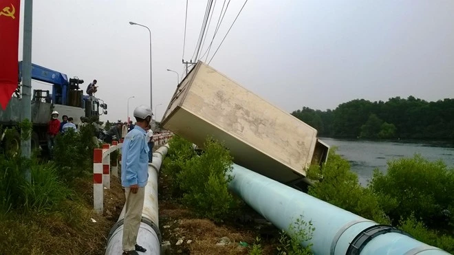 Xe tải đông lạnh "bay" xuống biển Vũng Tàu ảnh 3