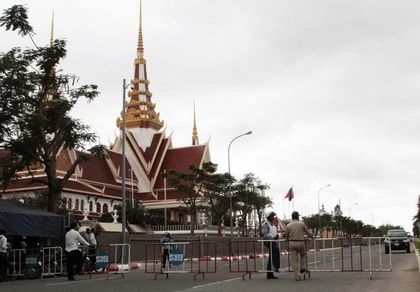 Phát hiện chất nổ trước Tòa nhà Quốc hội Campuchia ảnh 2