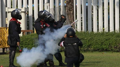 Người biểu tình Thái Lan đụng độ với cảnh sát ảnh 1 Người biểu tình Thái Lan đụng độ với cảnh sát ảnh 1