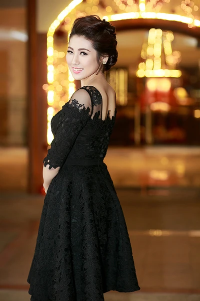 Tú Anh diện váy ren trong gió lạnh ảnh 2