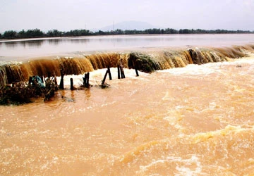 Lũ nhấn chìm miền Trung ảnh 1