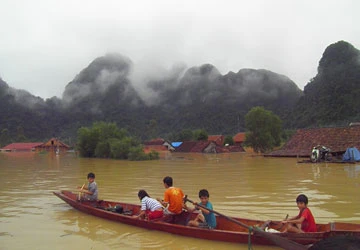 Lũ nhấn chìm miền Trung ảnh 2