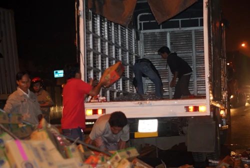 Hàng chục người bảo vệ hiện trường xe chở sữa bị lật ảnh 5