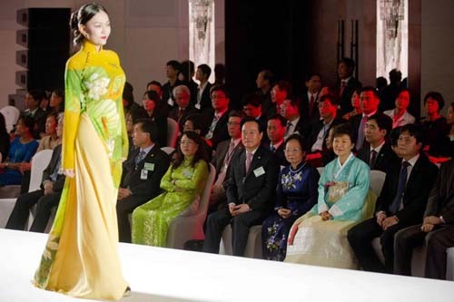 Nữ Tổng thống Park Geun Hye mặc hanbok dự trình diễn thời trang ảnh 5