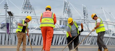 Các công nhân đang khẩn trương lau dọn bụi bẩn bên ngoài