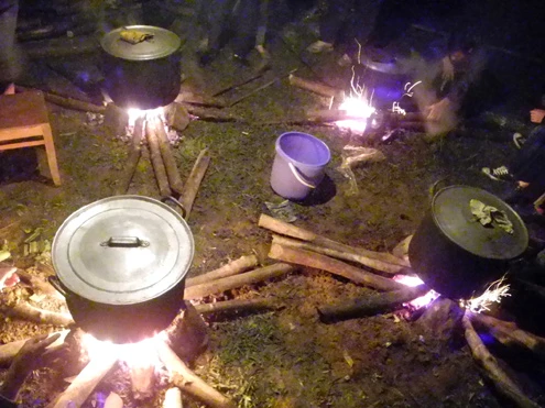 Sinh viên gói bánh chưng tặng người nghèo ảnh 4