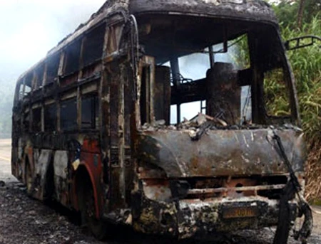 Cháy xe khách, 30 hành khách thoát hiểm ảnh 1