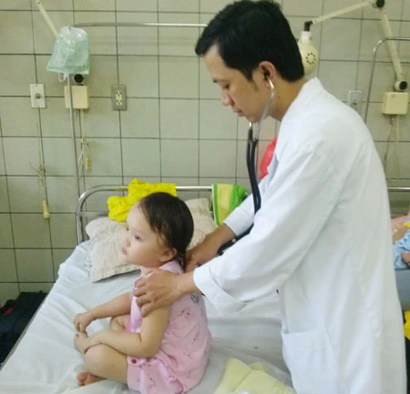 Mẹ đựng dầu hoả trong chai Lavie, con uống vào nhập viện cấp cứu ảnh 1