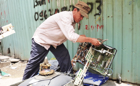 Nghề... đập tivi ảnh 1