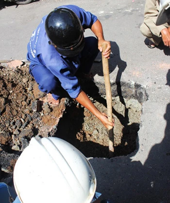 Thêm “hố tử thần” xuất hiện giữa trung tâm Sài Gòn ảnh 1