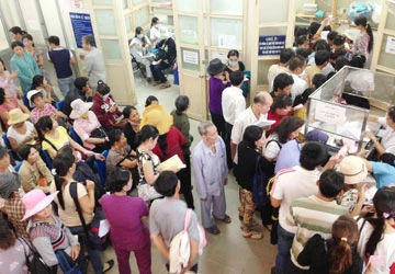 Bệnh viện quá tải sinh ra “cò” ảnh 1