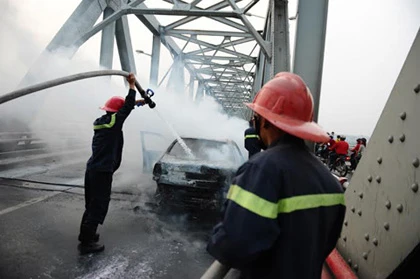 Ô tô 4 chỗ bốc cháy ngùn ngụt trên cầu Chương Dương ảnh 10