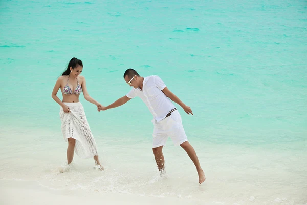 Ngọc Thạch mặc bikini chụp ảnh cưới ảnh 2