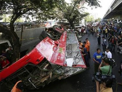 Xe buýt “từ trên trời rơi xuống” đè nát xe tải ảnh 2
