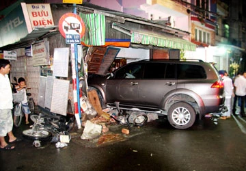 Ô tô lao vào nhà dân, một người chết ảnh 1