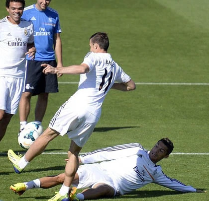 Cristiano Ronaldo suýt khiến Gareth Bale dính chấn thương ảnh 6