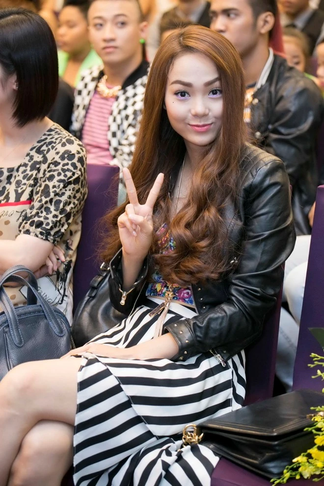 Minh Hằng được em trai lái xe đưa đón ngày mưa ảnh 10