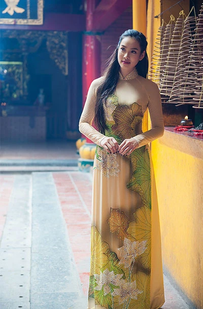 Vương Thu Phương nền nã với áo dài ảnh 4