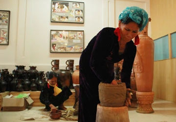 Hàng trăm người tham quan triển lãm Di sản văn hóa Việt Nam ảnh 1