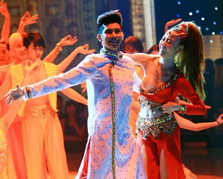 Ngân Khánh giải thích sự cố lộ ngực trên sân khấu ảnh 1