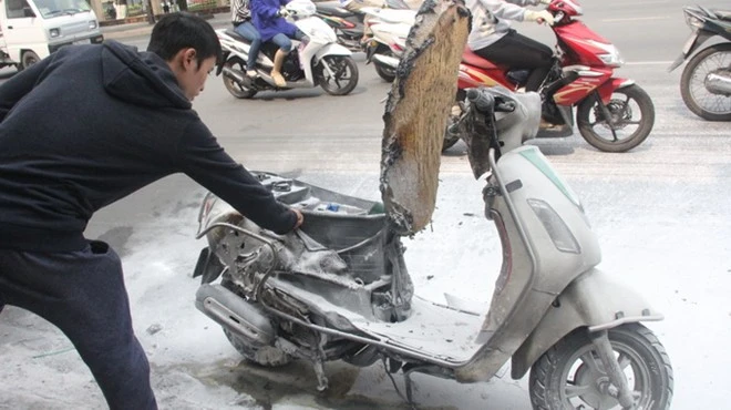 Chủ xe cầu cứu người dân dập lửa xe cháy ảnh 1