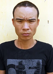 Khóa tay cặp tình nhân cố thủ trong nhà với súng và lựu đạn ảnh 1