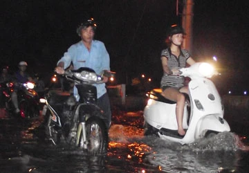 Triều cường 1,66 m nhấn chìm nhiều tuyến đường ảnh 1 Triều cường 1,66 m nhấn chìm nhiều tuyến đường ảnh 1