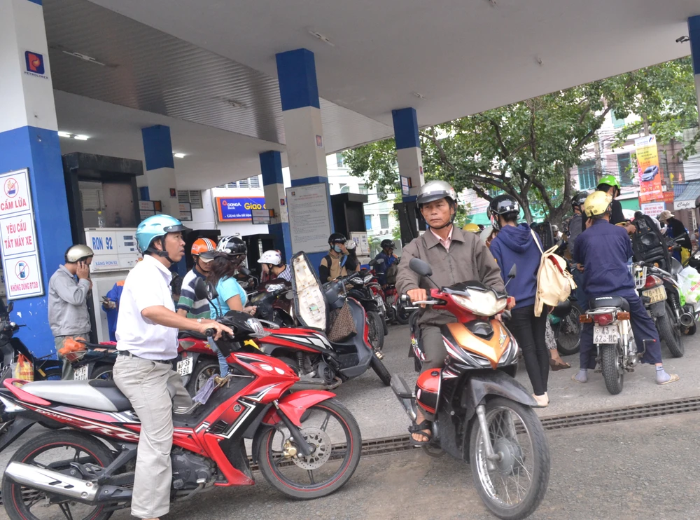 Đà Nẵng đang căng mình chuẩn bị đón bão siêu bão ảnh 4