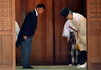 Bộ trưởng nội các Nhật Bản đến thăm đền Yasukuni ảnh 1