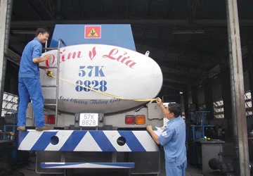 Xe chở xăng cũng “cơi nới” ảnh 1